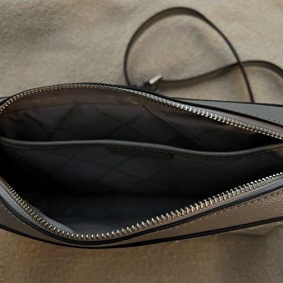 MK Jetset Crossbody - Picture 4 of 5